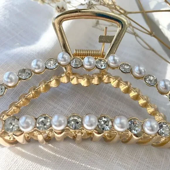 Gold pearl and rhinestone hair claw ✨🤍✨ - Picture 2 of 3